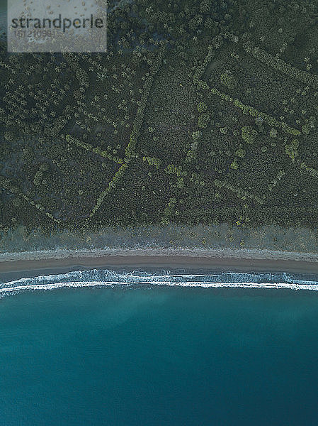 Indonesien  Insel Sumbawa  Maluk  Luftaufnahme der Küstenlinie