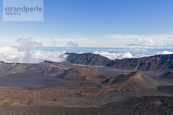 USA  Hawaii  Maui  Haleakala  Vulkanlandschaft mit Wolken  Blick in den Haleakala-Krater