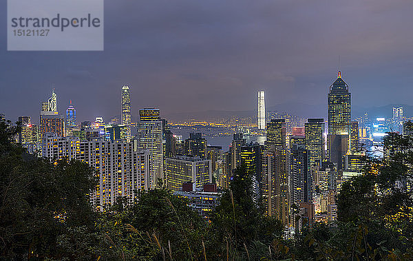 Die Skyline von Hongkong Central und Victoria Harbour bei Nacht  Hongkong  China