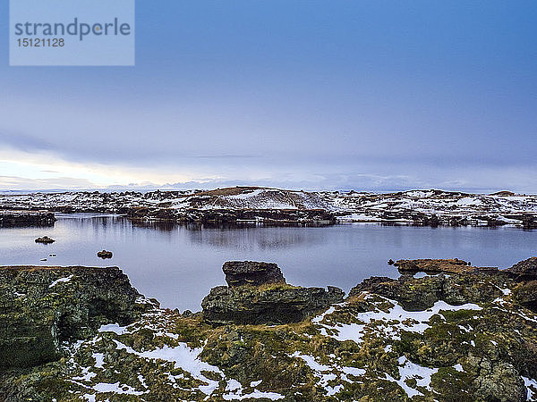 Island  Myvatn-See im Winter am frühen Morgen