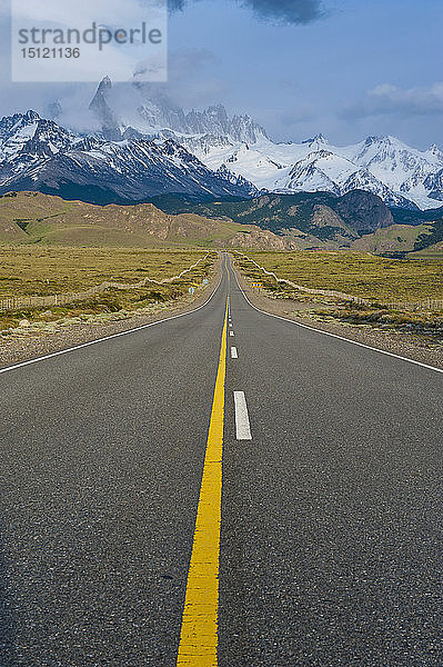 Straße  die zum Berg Fitz Roy bei El Chalten führt  Patagonien  Argentinien  Südamerika