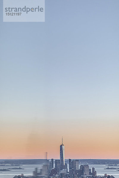 Skyline bei Sonnenuntergang mit One World Trade Center  Manhattan  New York City  USA