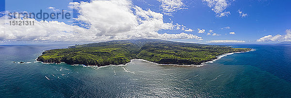 Luftaufnahme über dem Pazifischen Ozean und den West Maui Mountains  Honokohau Bay  Maui  Hawaii  USA