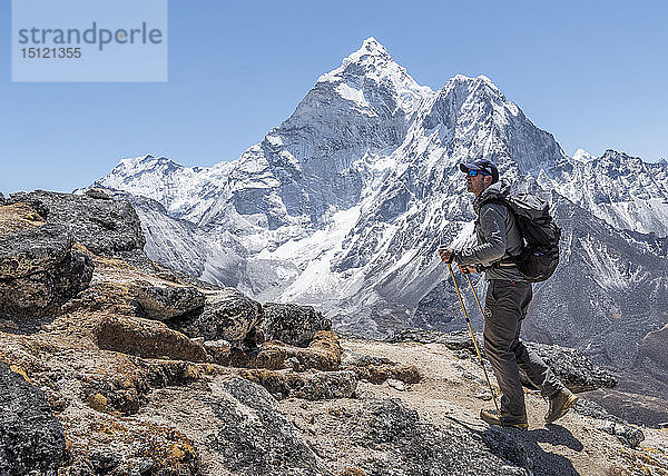 Nepal  Solo Khumbu  Everest  Bergsteiger zu Fuss in Dingboche