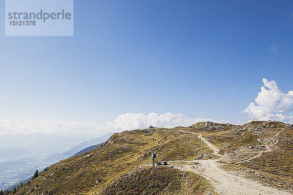 Wanderer auf dem Almbrunn-Wanderweg  Lammersdorfer Berg  Nockberge  Kärnten  Österreich