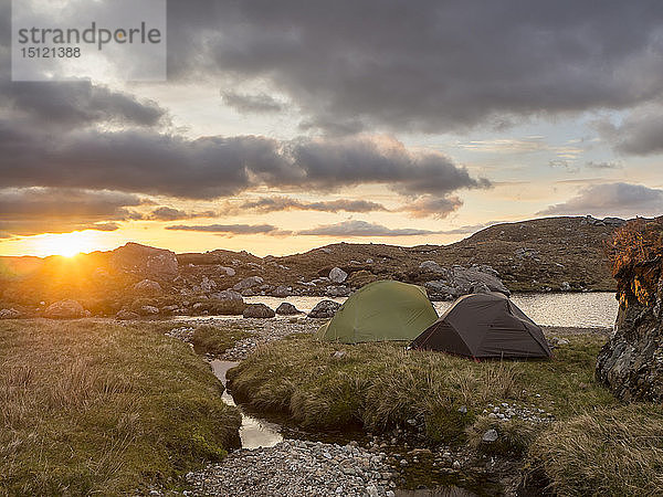 Großbritannien  Schottland  Nordwestliche Highlands  Ben More Assynt  Zelte bei Sonnenaufgang