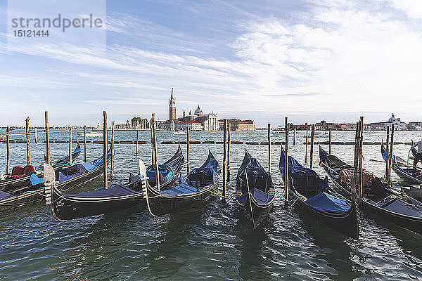 Blick auf San Giorgio Maggiore mit Gondelreihe im Vordergrund  Venedig  Italien