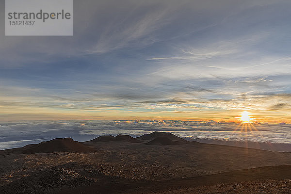 USA  Hawaii  Vulkan Mauna Kea  Blick über die Vulkanlandschaft bei Sonnenaufgang