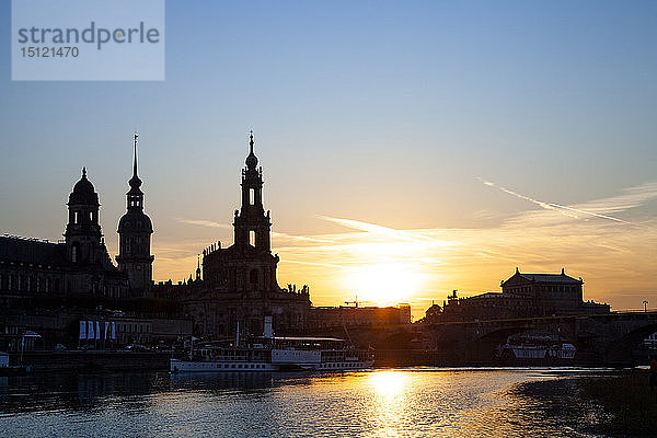 Skyline bei Sonnenuntergang  Dresden  Deutschland