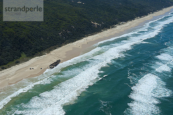 Luftaufnahme des 75-Meilen-Strandes und des Schiffswracks der Mahona II  Fraser Island  Queensland  Australien