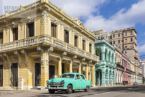 Oldtimer-Fahren vor Kolonialgebäuden  Havanna  Kuba