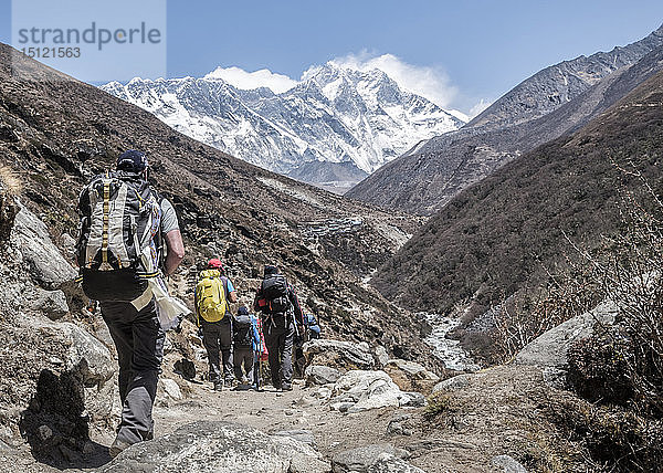 Nepal  Solo Khumbu  Everest  Bergsteiger in Dingboche