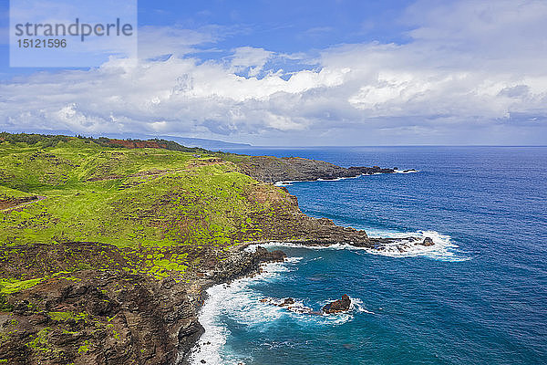 Luftaufnahme über dem Pazifischen Ozean und den West Maui Mountains  Maui  Hawaii  USA