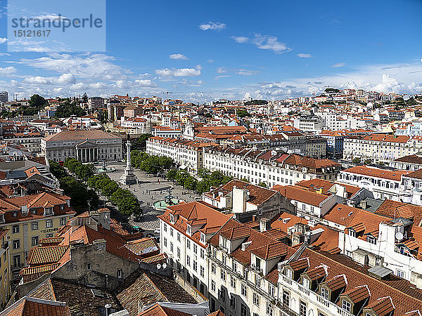 Blick über die Stadt mit dem Rossio-Platz und dem Dom Pedro IV-Denkmal  Lissabon  Portugal