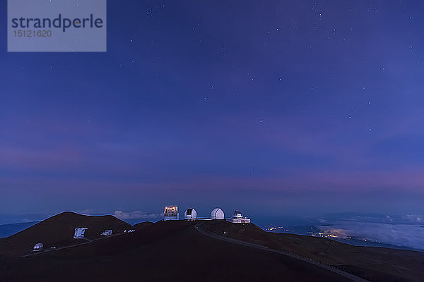 USA  Hawaii  Vulkan Mauna Kea  Teleskope der Mauna-Kea-Observatorien zur blauen Stunde