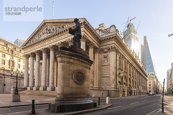 Großbritannien  London  Royal Stock Exchange mit dem London Troops War Memorial und der Scherbe im Hintergrund