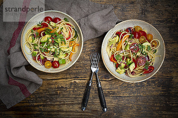 Spaghetti mit gegrilltem Gemüse  Paprika  Zucchini  Avocado  Tomate  Koriander