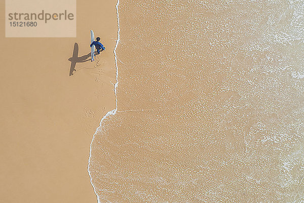 Portugal  Algarve  Sagres  Praia da Mareta  Luftaufnahme eines Mannes mit Surfbrett am Strand