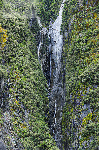 Riesiger Wasserfall auf dem Grund des Franz-Josef-Gletschers  Südinsel  Neuseeland