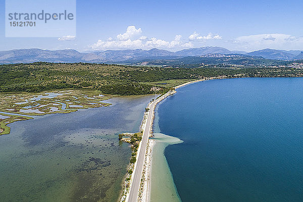 Griechenland  Igoumenitsa  Luftaufnahme der Straße  die bei Ormos Valtou das Meer überquert