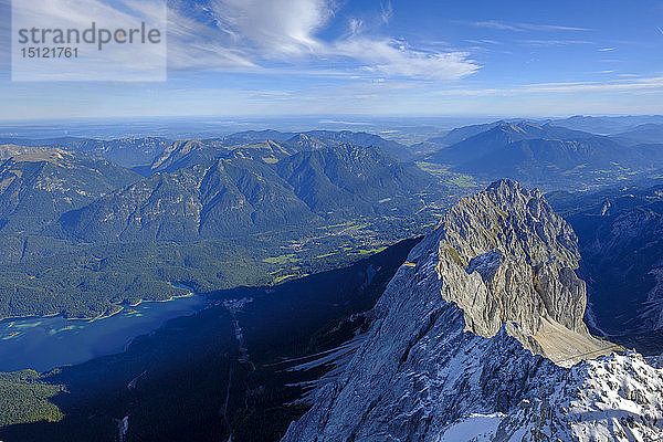 Deutschland  Bayern  Alpen  Blick von der Zugspitze über den Waxenstein