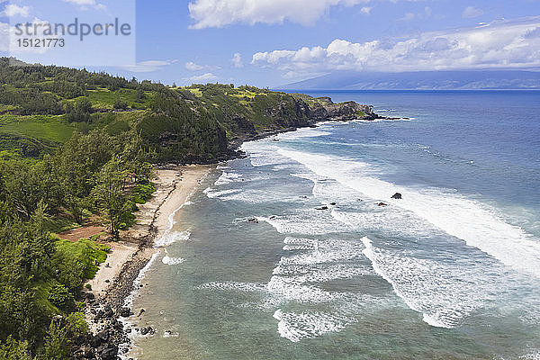 Luftaufnahme über dem Pazifischen Ozean und den West Maui Mountains  Punalau Beach  Maui  Hawaii  USA