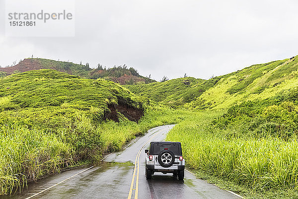 Geländewagen auf dem Kahekili Highway  West Maui Mountains  Maui  Hawaii  USA