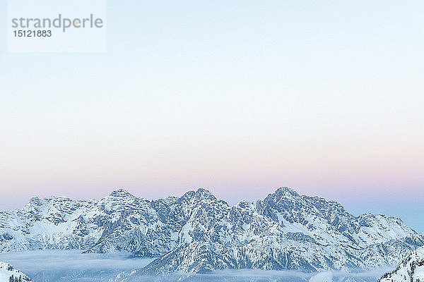 Blick über verschneite Berge mit Abendhimmel in der Dämmerung  Saalbach Hinterglemm  Pinzgau  Österreich