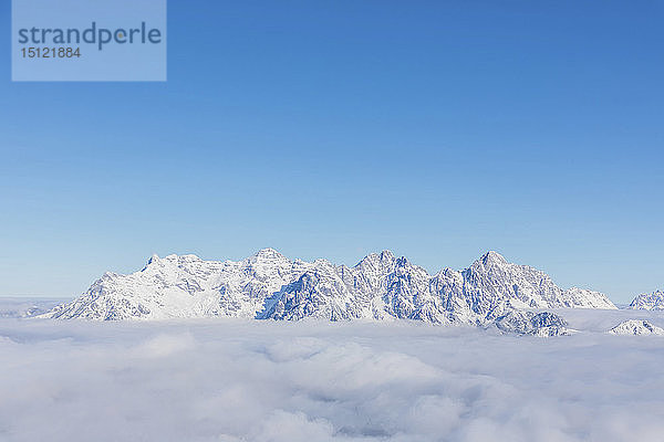 Blick über verschneite Berge bei Sonnenschein  Saalbach Hinterglemm  Pinzgau  Österreich