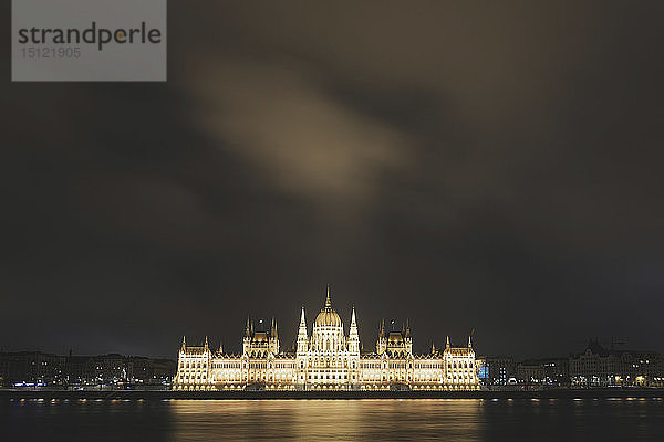 Parlamentsgebäude und Donau  lange Exposition bei Nacht  Budapest  Ungarn