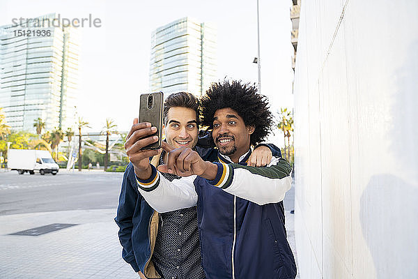 Zwei glückliche Freunde  die in der Stadt ein Selfie machen  Barcelona  Spanien