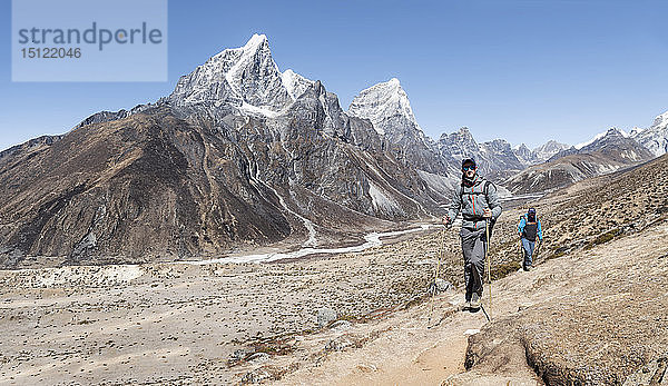 Nepal  Solo Khumbu  Everest  Bergsteiger auf dem Weg nach Dingboche