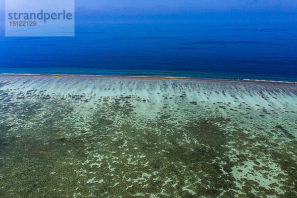 Malediven  Süd Male Atoll  Luftaufnahme des Riffs eines Atolls