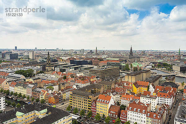 Blick von oben auf das Stadtzentrum von der Kirche Unseres Erlösers  Kopenhagen  Dänemark