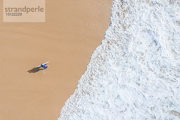 Portugal  Algarve  Sagres  Praia da Mareta  Luftaufnahme eines Mannes mit Surfbrett am Strand
