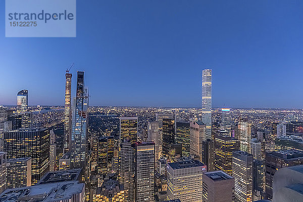 Skyline zur blauen Stunde mit dem Wolkenkratzer 432 Park Avenue  Manhattan  New York City  USA