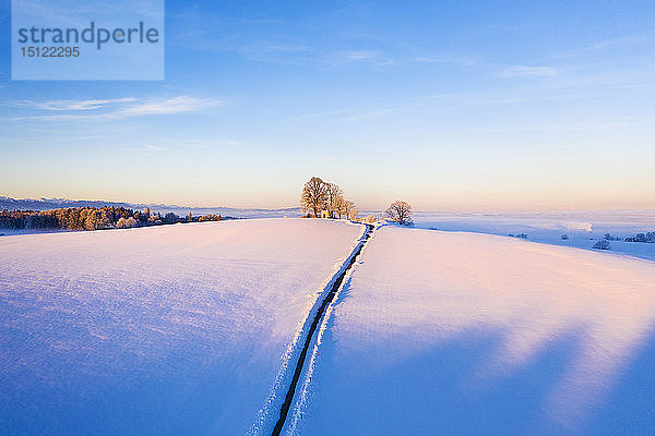 Deutschland  Bayern  Degerndorf  Winterlandschaft mit Maria-Dank-Kapelle auf dem Fürst-Tegernberg bei Sonnenaufgang  Luftaufnahme