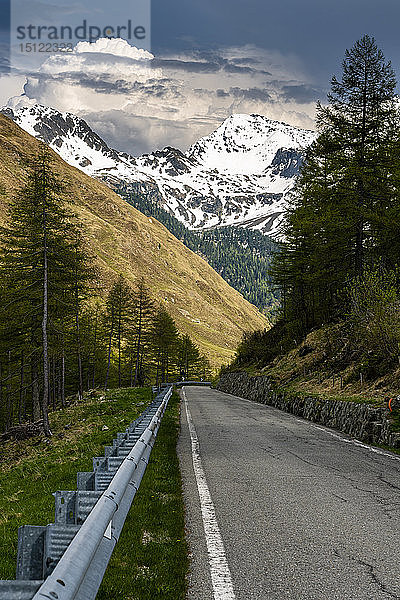 Bergpassstraße am Penser Joch  Alpen  Südtirol  Italien