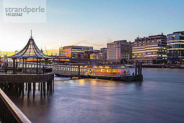 UK  London  London Bridge City Pier bei Sonnenuntergang