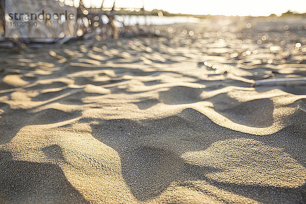 Italien  Sizilien  Strand von Eloro  Tierspuren eines Käfers im Sand am Strand