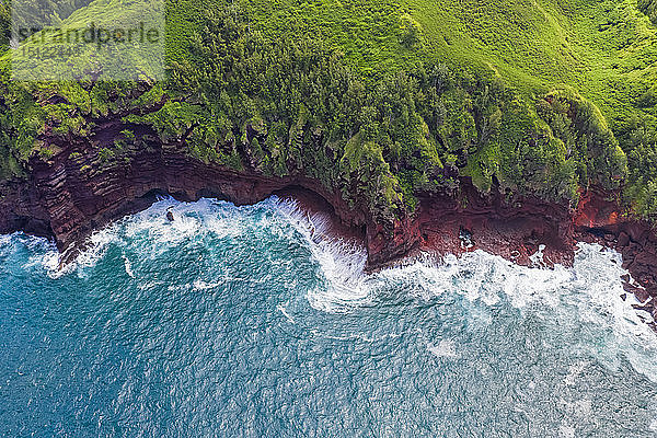 Überdachte Aussicht über den Pazifischen Ozean und die West Maui Mountains  Honokohau Bay  Maui  Hawaii  USA