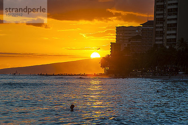 Hawaii  Oahu  Strand von Waikiki  Sonnenuntergang über den Hochhäusern
