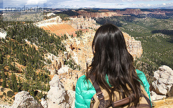Wandererinnen mit Rucksack auf einem Aussichtspunkt im Bryce Canyon  Utah  USA