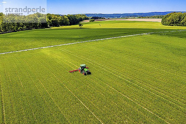 Luftaufnahme des Traktors auf dem Feld  Bodenlockerung  Hochtaunuskreis  Hessen  Deutschland