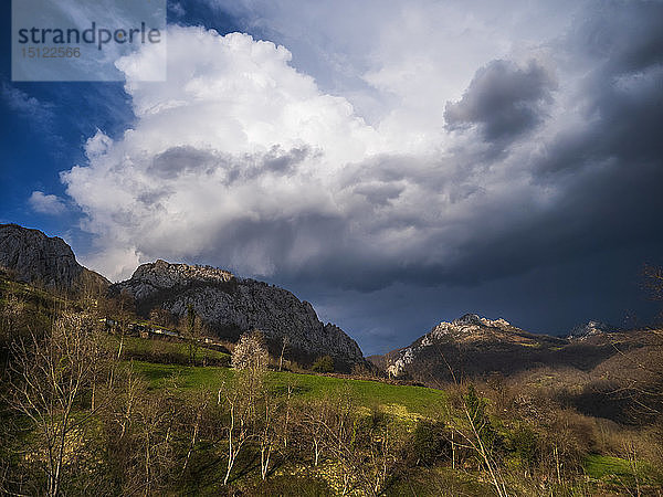 Spanien  Asturien  Kantabrisches Gebirge  Berglandschaft mit Wolken