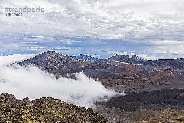 USA  Hawaii  Maui  Haleakala  Vulkanlandschaft mit Wolken  Blick in den Haleakala-Krater