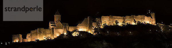 Georgien  Tiflis  Festung Narikala bei Nacht