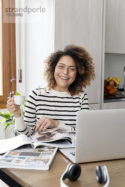 Frauen  die Zeitschriften lesen  mit Laptop