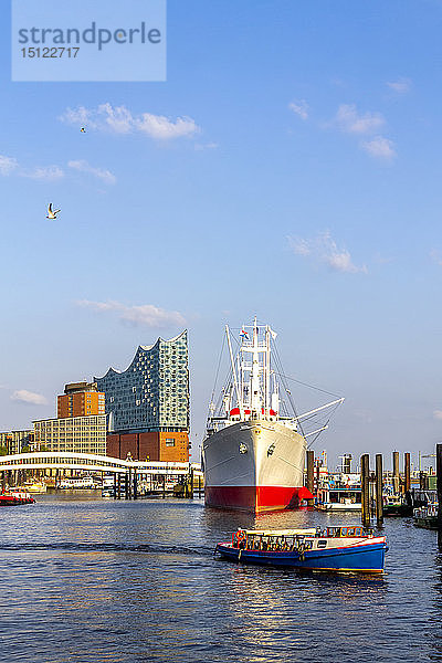 Blick auf die Elbphilharmonie mit Schiff und Booten im Vordergrund  Hamburg  Deutschland