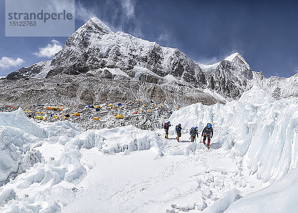 Nepal  Solo Khumbu  Bergsteiger vom Everest Basislager kommend